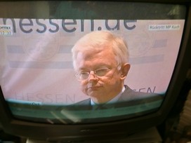 Klausens FOTO live (am Fernseher) von der Pressekonferenz Roland Koch 25. Mai 2010, bei der er seinen Rcktritt als Ministerprsident von Hessen bekanntgibt.