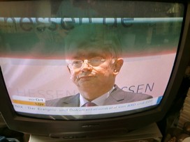 Klausens FOTO live (am Fernseher) von der Pressekonferenz Roland Koch 25. Mai 2010, bei der er seinen Rcktritt als Ministerprsident von Hessen bekanntgibt.
