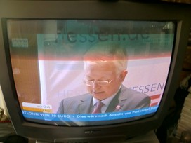 Klausens FOTO live (am Fernseher) von der Pressekonferenz Roland Koch 25. Mai 2010, bei der er seinen Rcktritt als Ministerprsident von Hessen bekanntgibt.