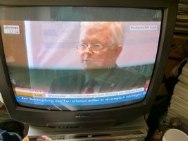 Klausens FOTO live (am Fernseher) von der Pressekonferenz Roland Koch 25. Mai 2010, bei der er seinen Rcktritt als Ministerprsident von Hessen bekanntgibt.