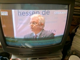 Klausens FOTO live (am Fernseher) von der Pressekonferenz Roland Koch 25. Mai 2010, bei der er seinen Rcktritt als Ministerprsident von Hessen bekanntgibt.