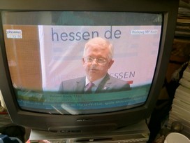 Klausens FOTO live (am Fernseher) von der Pressekonferenz Roland Koch 25. Mai 2010, bei der er seinen Rcktritt als Ministerprsident von Hessen bekanntgibt.