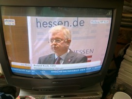 Klausens FOTO live (am Fernseher) von der Pressekonferenz Roland Koch 25. Mai 2010, bei der er seinen Rcktritt als Ministerprsident von Hessen bekanntgibt.