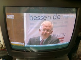 Klausens FOTO live (am Fernseher) von der Pressekonferenz Roland Koch 25. Mai 2010, bei der er seinen Rcktritt als Ministerprsident von Hessen bekanntgibt.