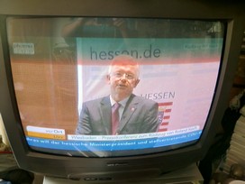 Klausens FOTO live (am Fernseher) von der Pressekonferenz Roland Koch 25. Mai 2010, bei der er seinen Rcktritt als Ministerprsident von Hessen bekanntgibt.