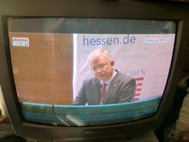 Klausens FOTO live (am Fernseher) von der Pressekonferenz Roland Koch 25. Mai 2010, bei der er seinen Rcktritt als Ministerprsident von Hessen bekanntgibt.